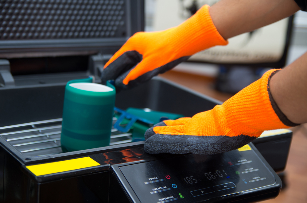 Read more about the article The Do’s and Don’ts of Using Safety Gloves on Site