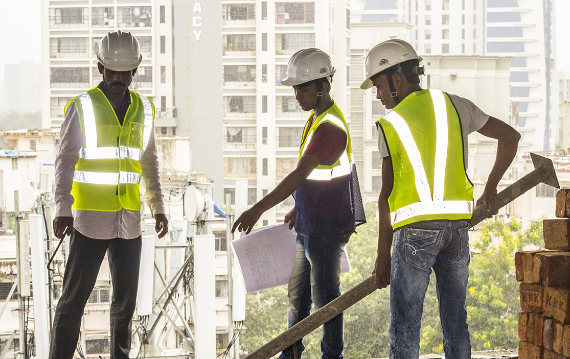 Read more about the article How Reflective Jackets Save Lives During Night Shifts